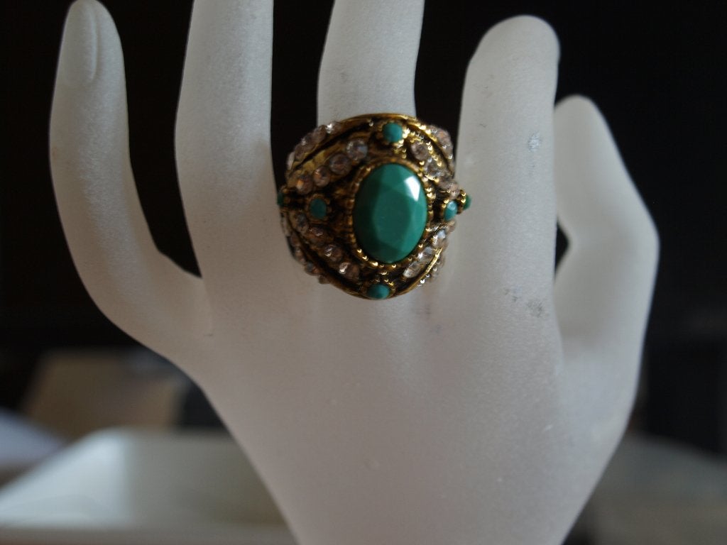 Vintage ring met groene edelsteen en gedetailleerd design, Overige materialen, Gebruikt, Ophalen of Verzenden, 17 tot 18