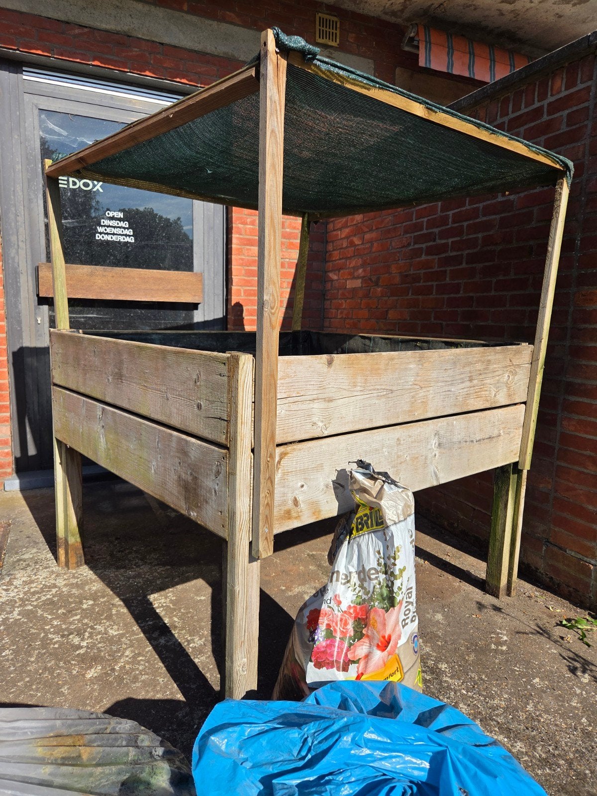 Moestuinbak met schaduwdoek en verse potgrond, Ophalen, 100 cm of meer, Zo goed als nieuw, Balkon