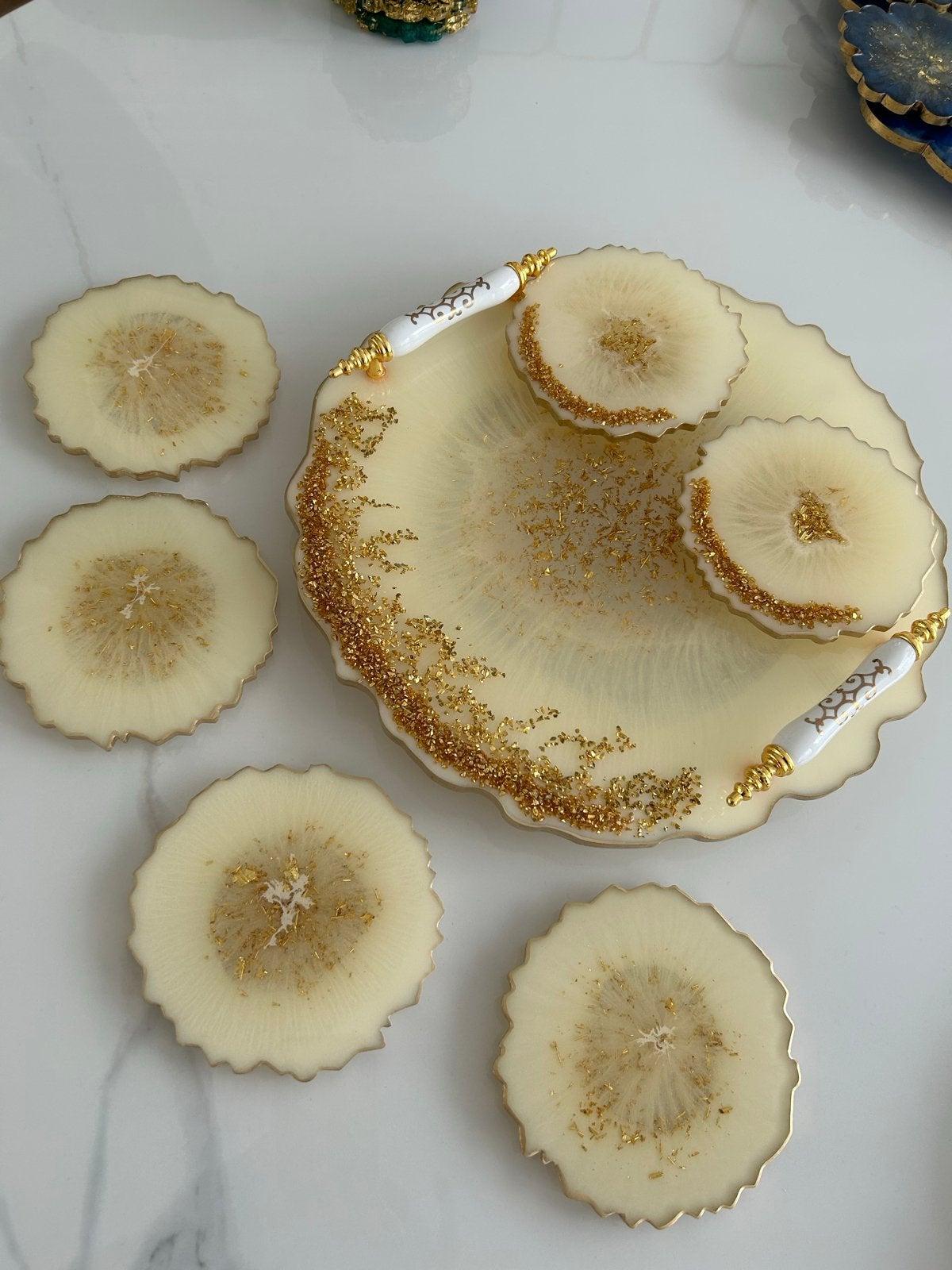 Luxe Resin Dienblad met Onderzetters - Crème & Goud, Huis en Inrichting, Overige materialen, Rond, Ophalen of Verzenden, Zo goed als nieuw