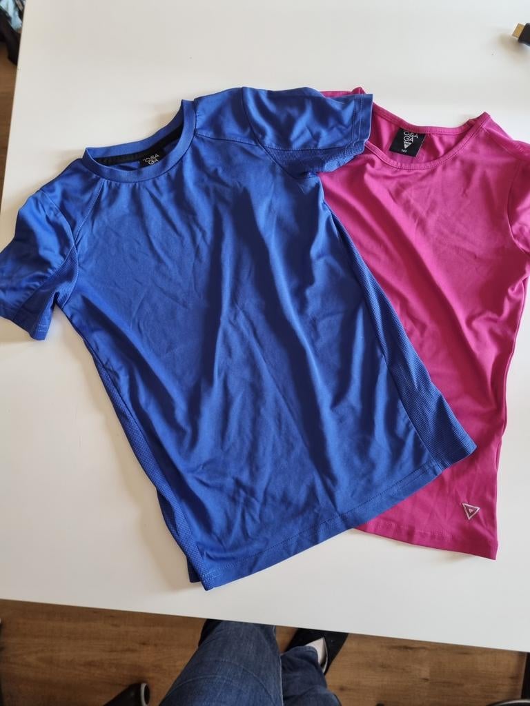 2 sportshirts maat 140, Ophalen of Verzenden, Gebruikt, Meisje, Shirt of Longsleeve