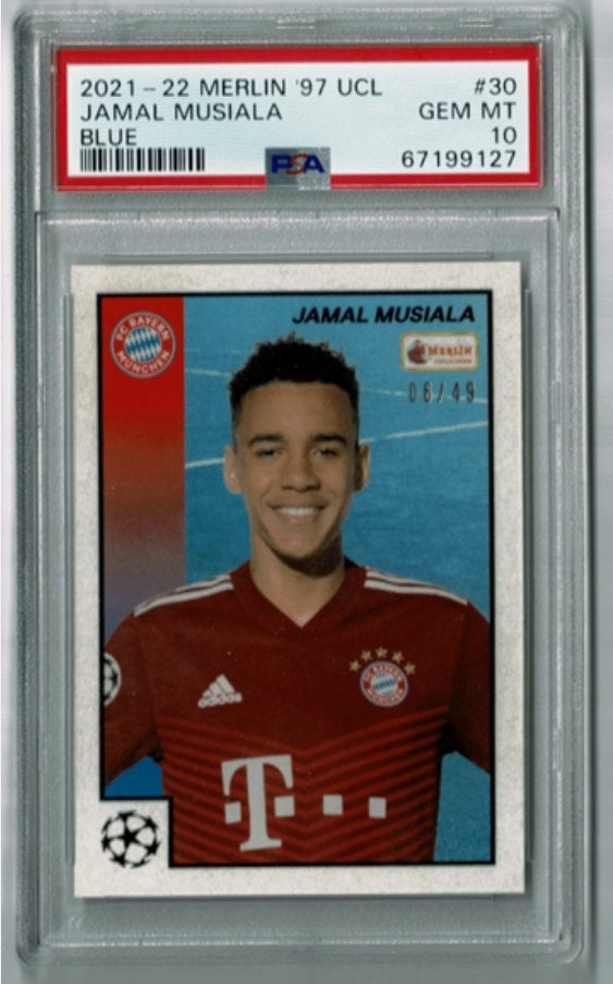 2021 Topps Merlin Heritage '97 Jamal Musiala Blue /49 PSA 10, Ophalen of Verzenden, Zo goed als nieuw, Buitenlandse clubs, Spelerskaart