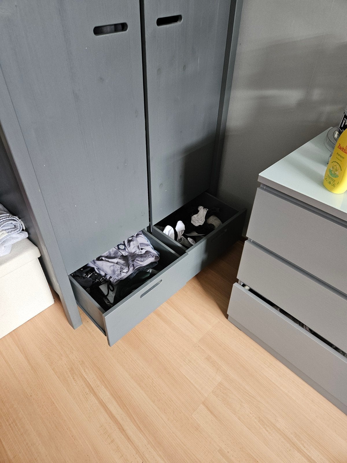 Leen Bakker Kledingkast - Grijs, met lades en hangruimte, Huis en Inrichting, Kasten | Kledingkasten, Gebruikt, Modern, functioneel