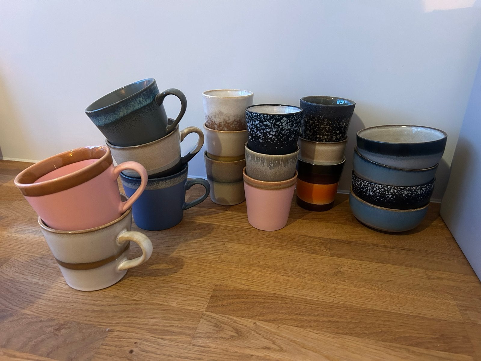 18 stuks koffiekopjes, theemokken en schaaltjes - HKLiving, Overige merken, Keramiek, Ophalen of Verzenden, Zo goed als nieuw