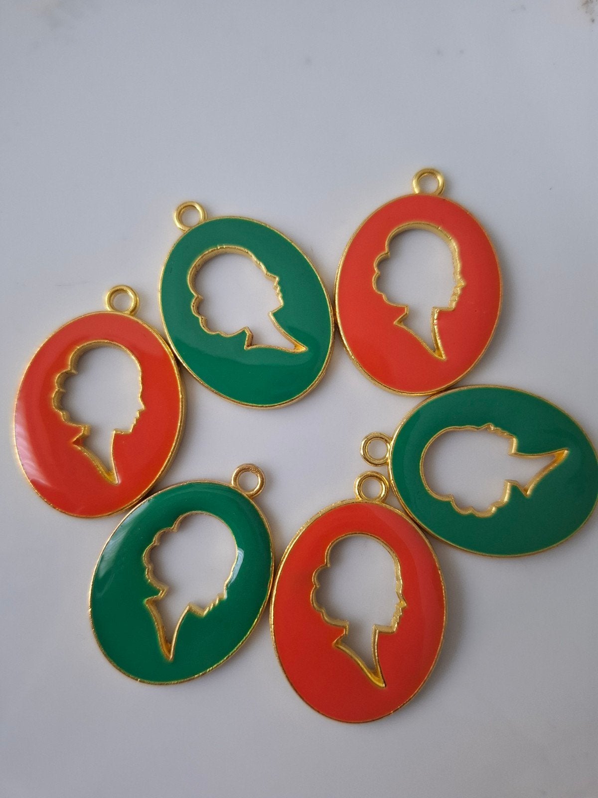 6 stuks bedels hangers metaal goud groen rood, Sieraden, Tassen en Uiterlijk, Kettinghangers, Overige materialen, -, -, Nieuw