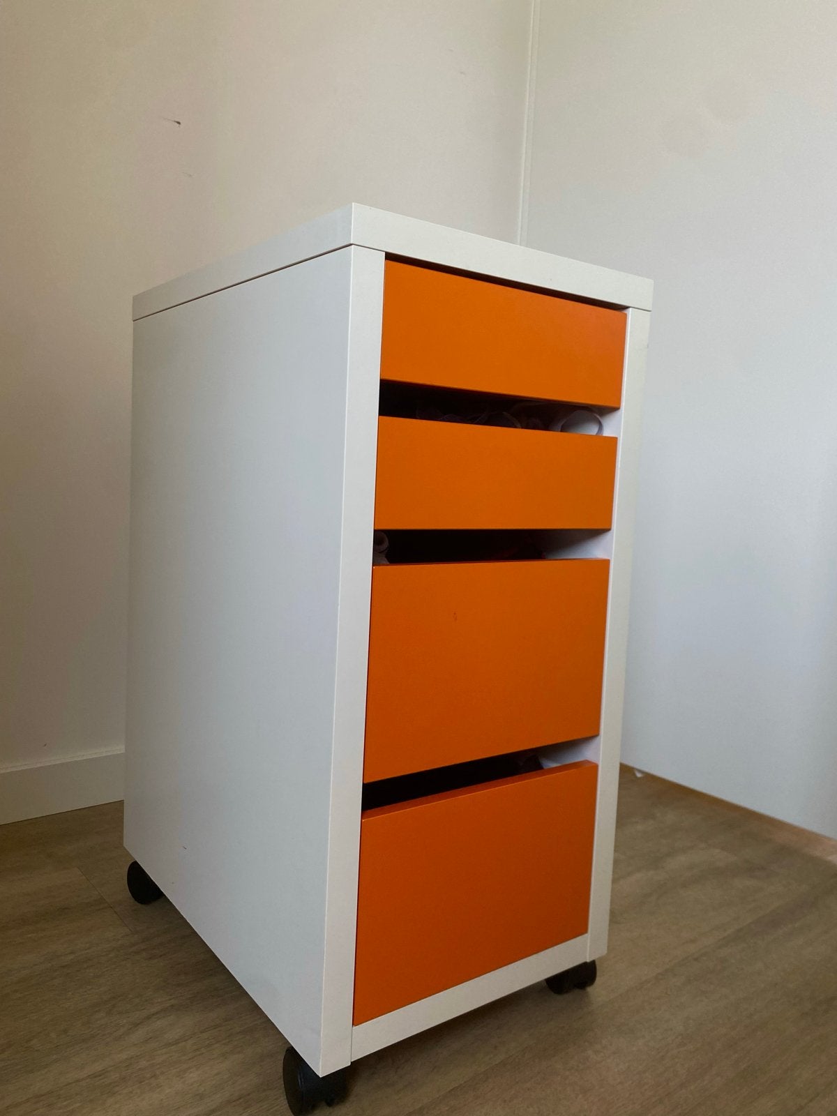 IKEA Ladekast op Wielen - Wit & Oranje - Uitstekende Staat, Huis en Inrichting, Kasten | Ladekasten, Ophalen, Zo goed als nieuw