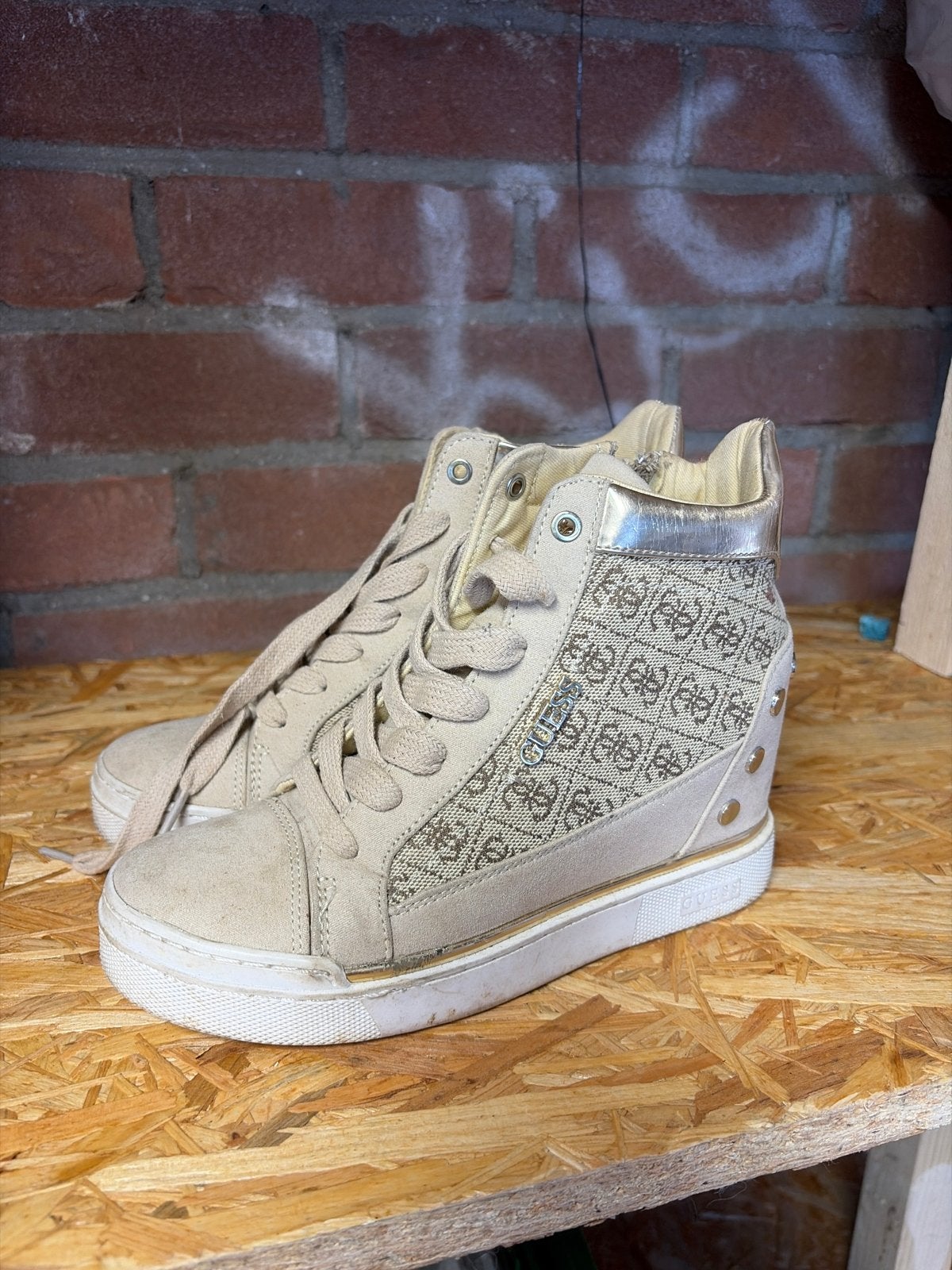 Guess sneakers met sleehak - Beige/Goud, Ophalen of Verzenden, Gedragen, Beige, Sneakers of Gympen