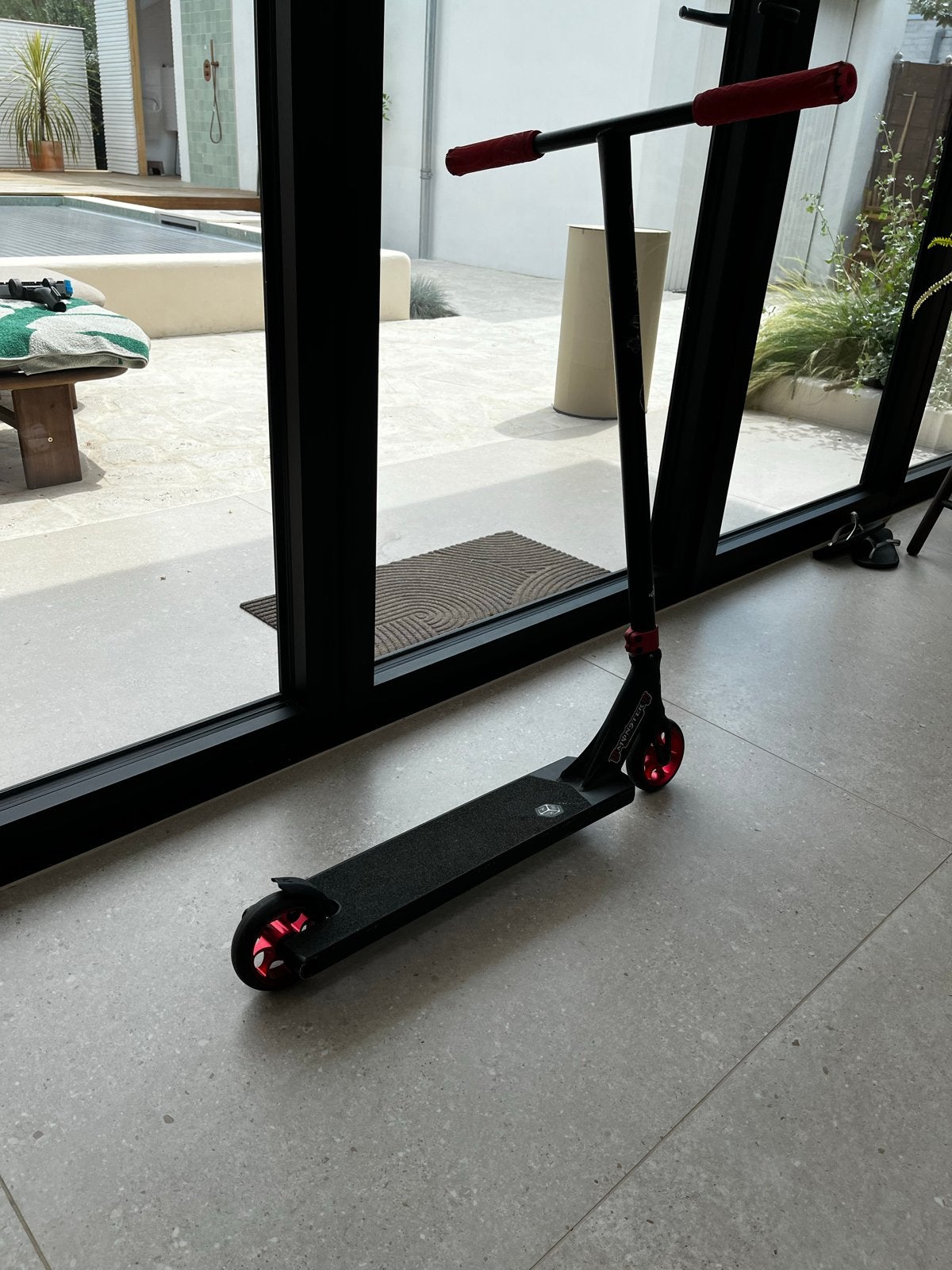 Stuntstep met stickers en rode accenten, Ophalen of Verzenden, Gebruikt