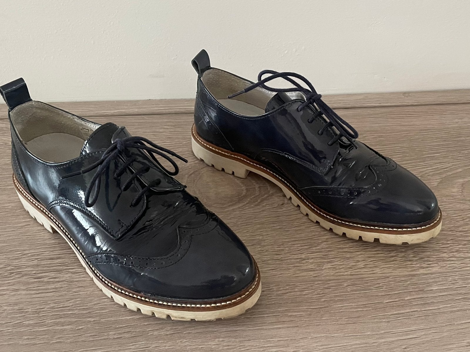 Tango Lakleren brogues maat 39, Schoenen met lage hakken, Blauw, Ophalen of Verzenden, Gedragen