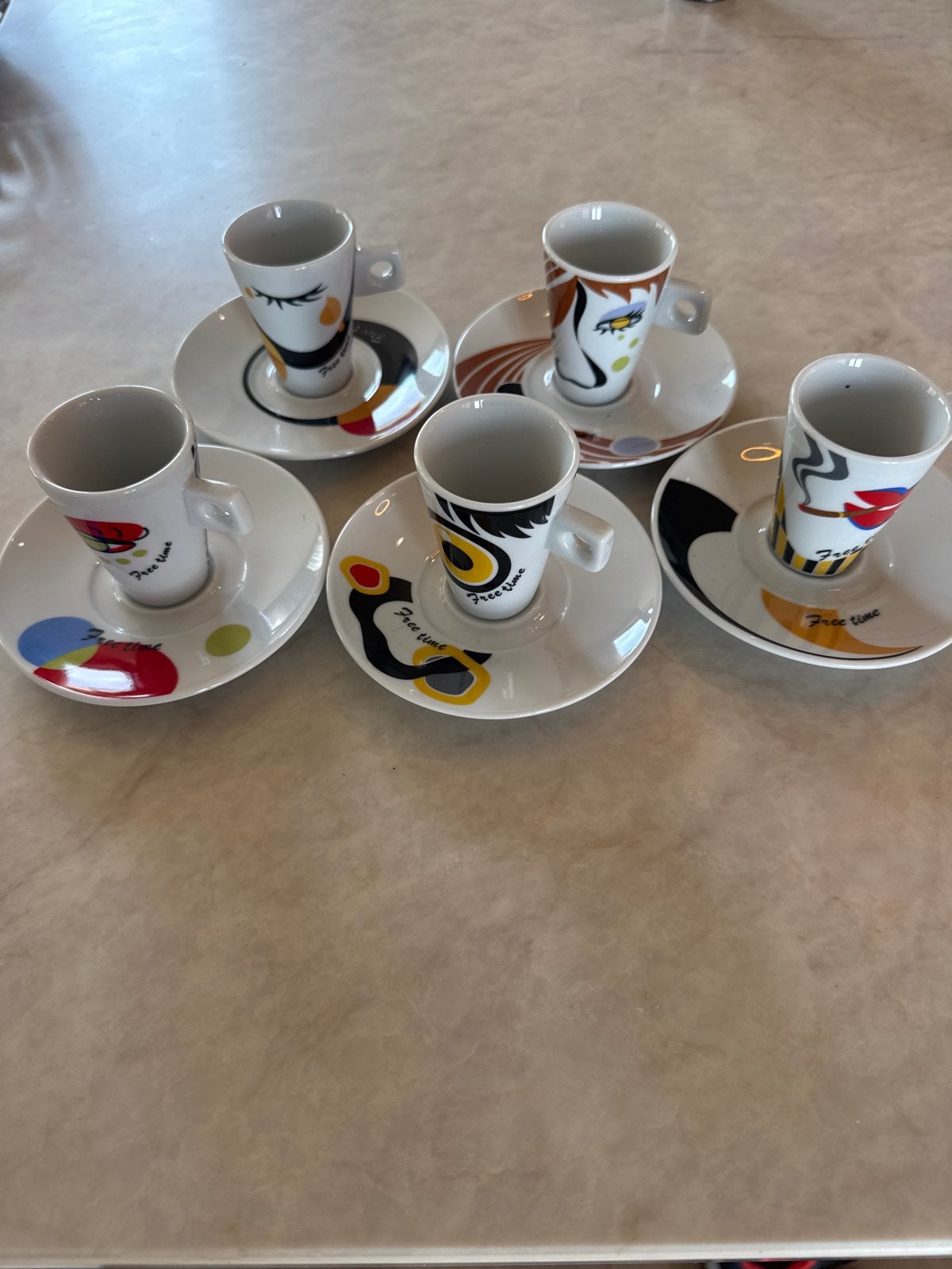 Set van 5 espresso kopjes met schotels - Free Time, Gebruikt, Keramiek, Ophalen of Verzenden, Overige stijlen