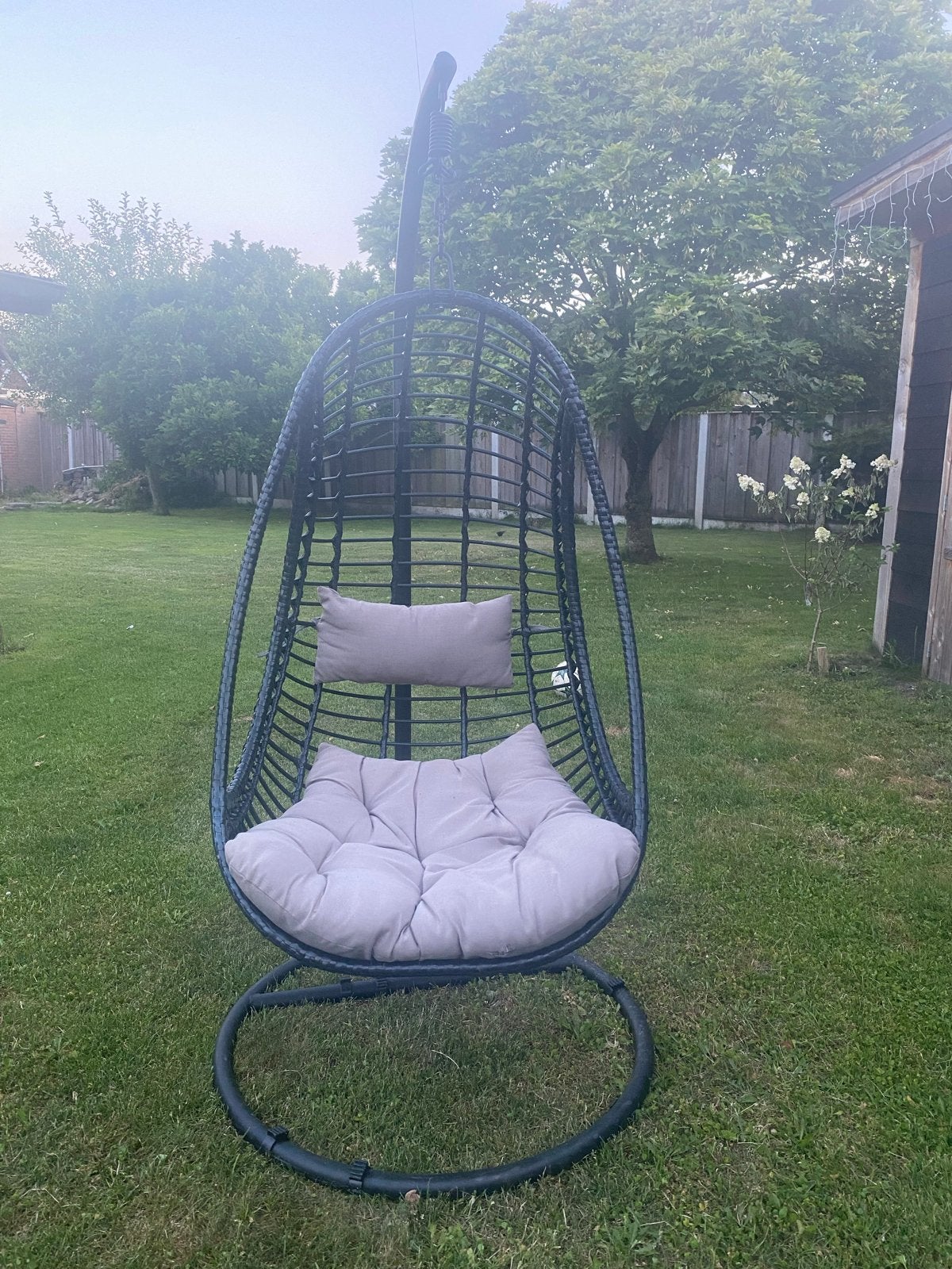 Comfortabele hangstoel met kussen voor tuin/balkon, Ophalen, Zo goed als nieuw, Wicker