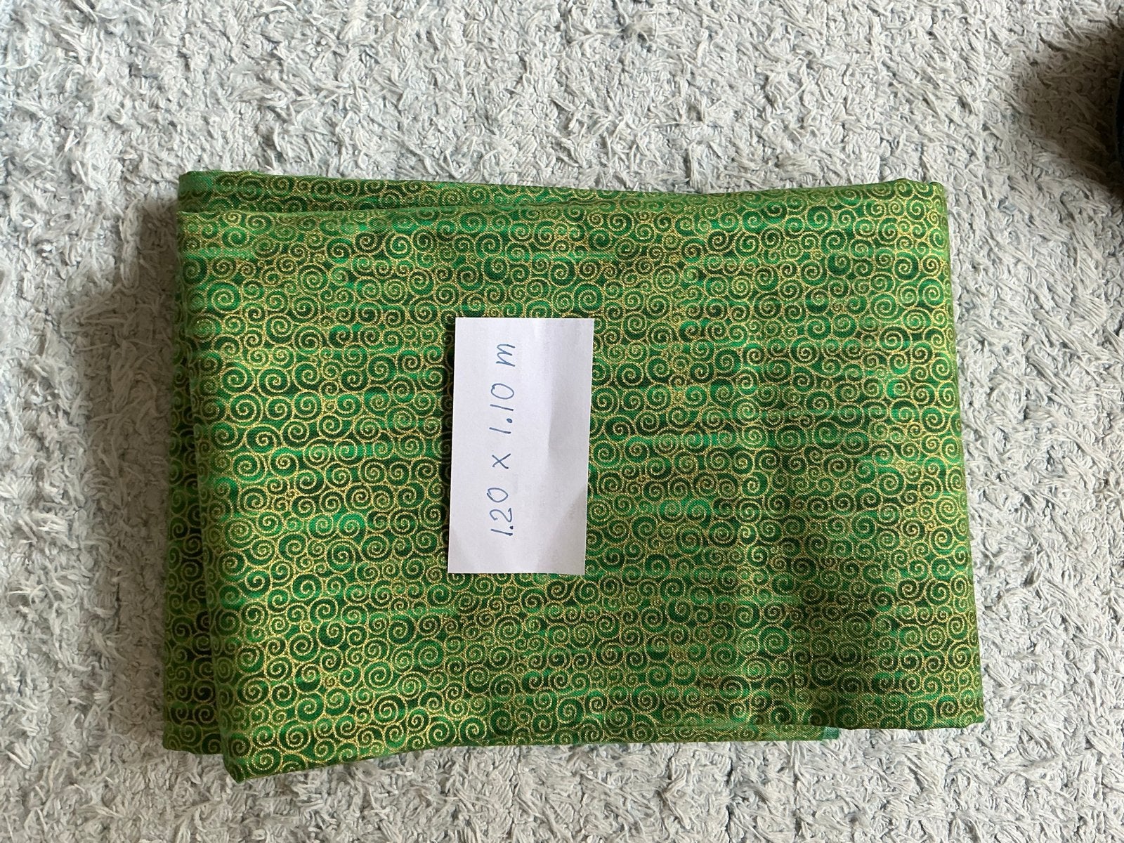Groene quiltstof met gouden krullenpatroon (1.20 x 1.10 m), Ophalen of Verzenden, Nieuw