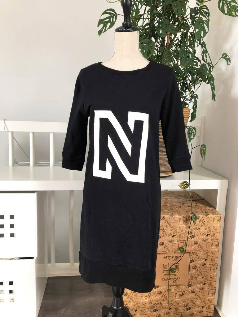 Nikkie jurk zwart met witte 'N' - Maat 36 (S), Kleding | Dames, Jurken, Zo goed als nieuw, Maat 36 (S), Zwart, Boven de knie, Ophalen of Verzenden