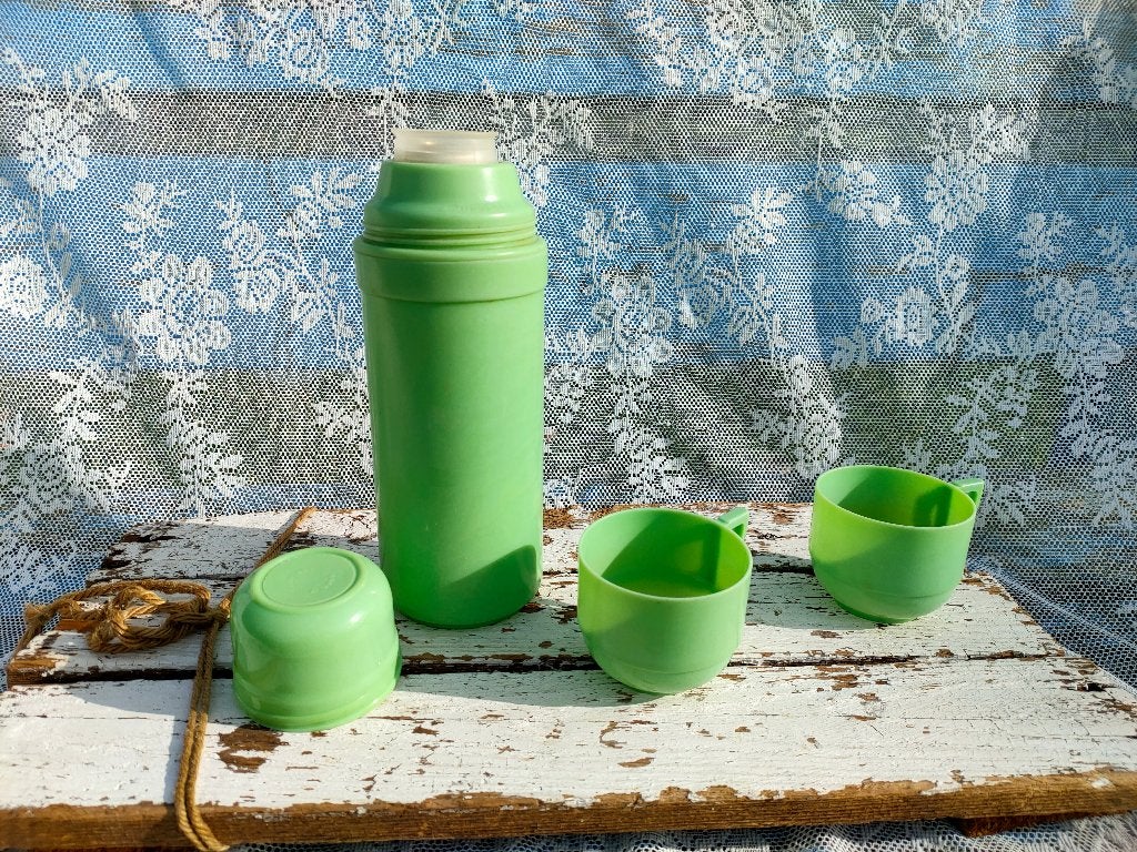 Vintage Thermosfles + 2 kopjes / Groen - Pastelgroen / Retro, Verzamelen, Retro, Ophalen of Verzenden, Huis en Inrichting