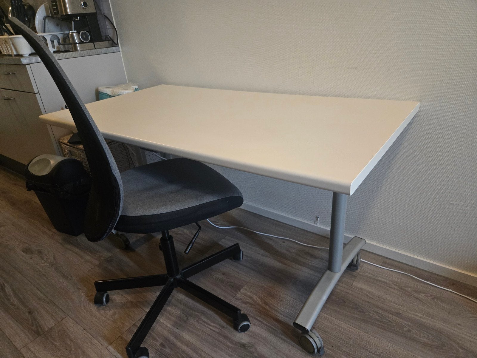 Wit bureau met metalen onderstel en wieltjes, Huis en Inrichting, Bureaus, Ophalen, Overige typen, Gebruikt, Metaal