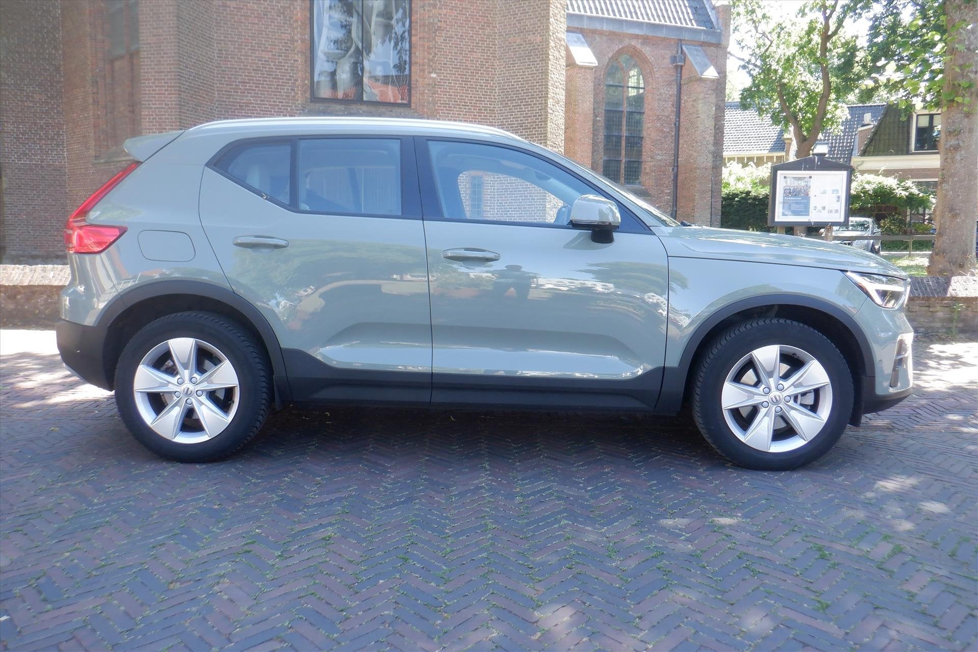 Volvo Xc40 B4 197pk Mild Hybrid Aut Core-LEER-360gr.CAMERA-2, Gebruikt, 4 cilinders, Regensensor, Bedrijf