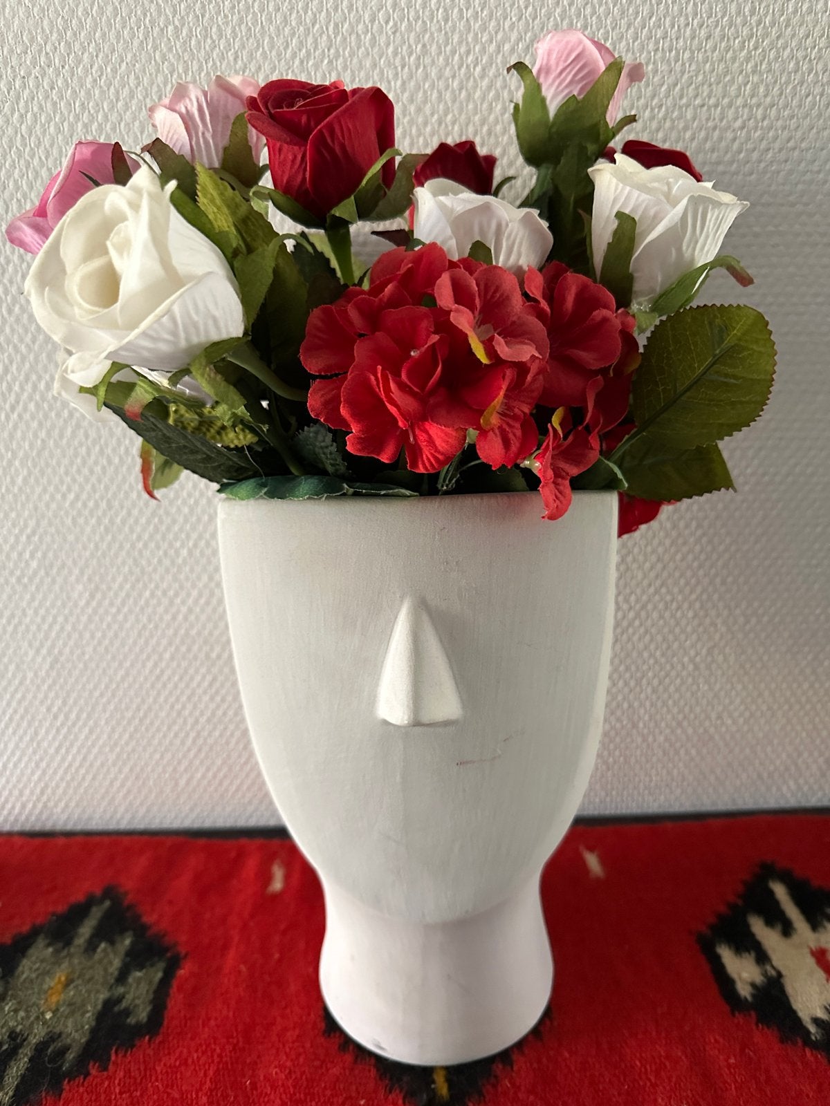 Witte vaas met kunstbloemen, Huis en Inrichting, Overige materialen, Gebruikt, Wit, Inclusief decoratie