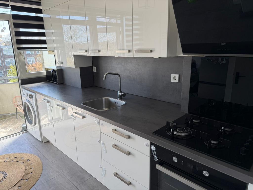 Moderne witte keuken moet zo snel mogelijk weg, Huis en Inrichting, Keuken | Complete keukens, Ophalen, Gebruikt, Wit, Enkelwandige keuken
