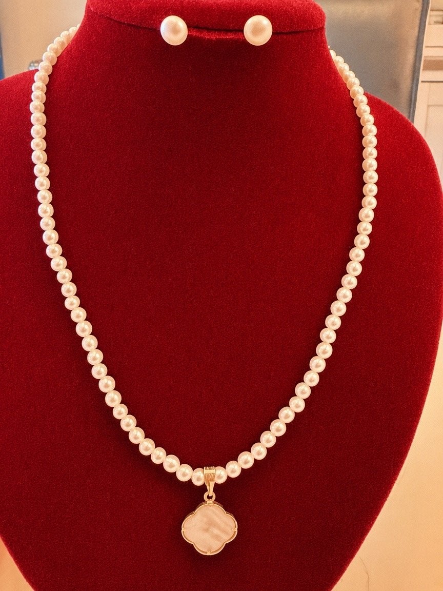Natuurlijke parelketting met 18k gouden sluiting en oorknopp, Met hanger, Wit, Nieuw, Ophalen of Verzenden