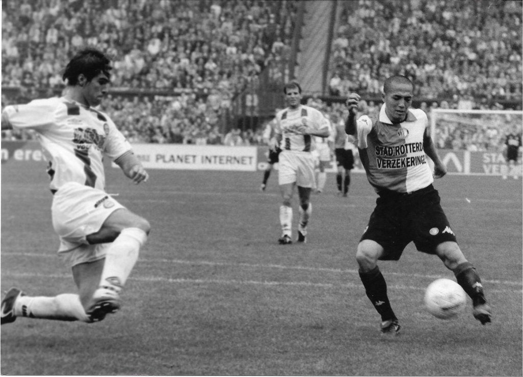 persfoto Piet Bouts 14-10-2001 Feyenoord - FC Groningen 1x, Verzamelen, Sportartikelen en Voetbal, Verzenden, Zo goed als nieuw
