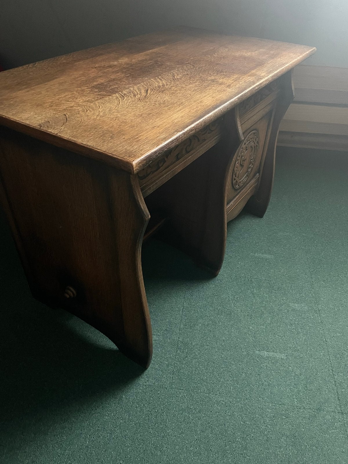 Antiek eikenhouten bureau met houtsnijwerk, Ophalen