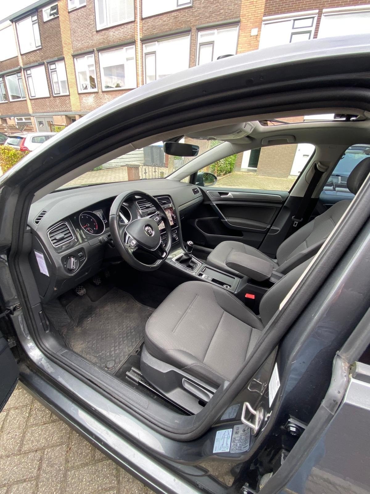 Volkswagen Golf 1.0 TSI 110pk 5D 2017 Grijs Panoramadak, Auto's, Adaptive Cruise Control, Origineel Nederlands, Handgeschakeld