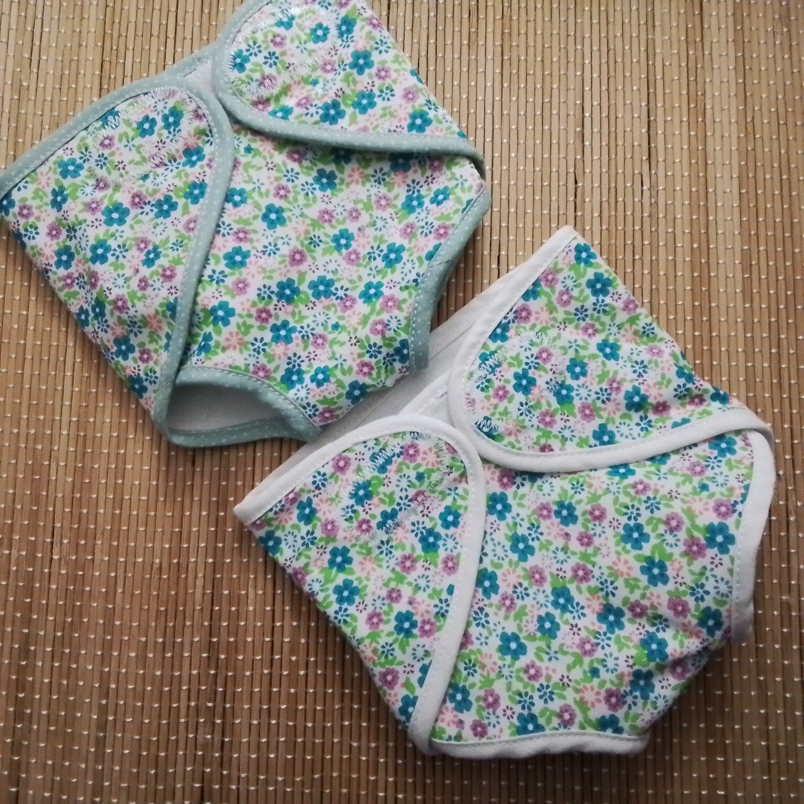 Poppenkleertjes   WASBARE POPPENLUIER  taillemaat 29-30 cm, Ophalen of Verzenden, Nieuw, Babypop