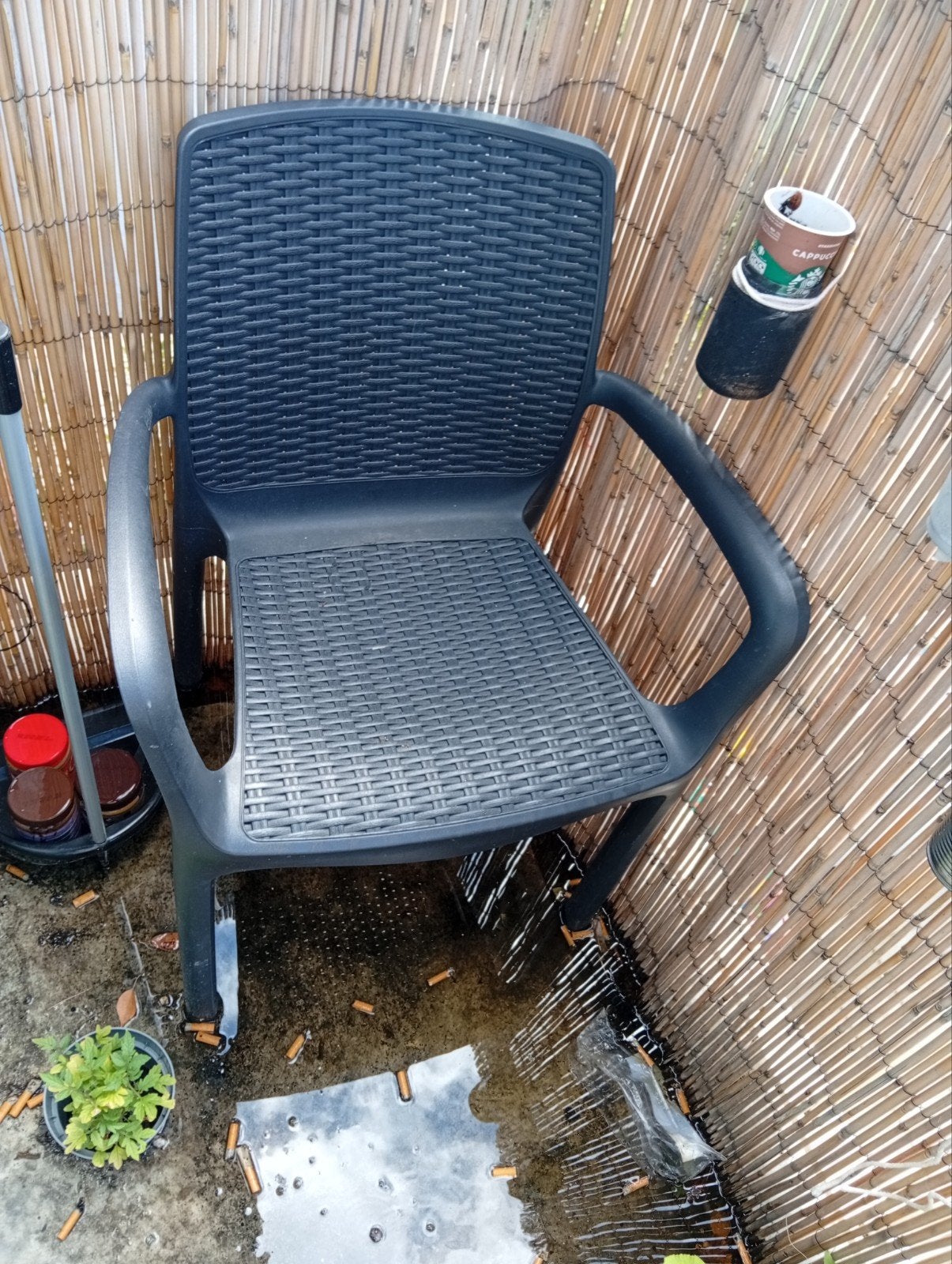 Zwarte kunststof tuinstoel met rotan look, Ophalen, Gebruikt, Kunststof