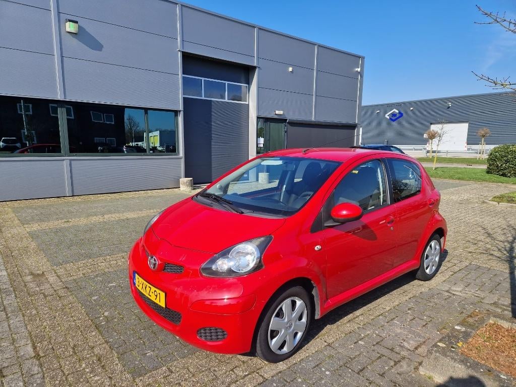 Toyota Aygo 1.0 12V Vvt-i 5DRS 2012 Rood, Auto's, Voorwielaandrijving, 4 stoelen, 68 pk, Handgeschakeld