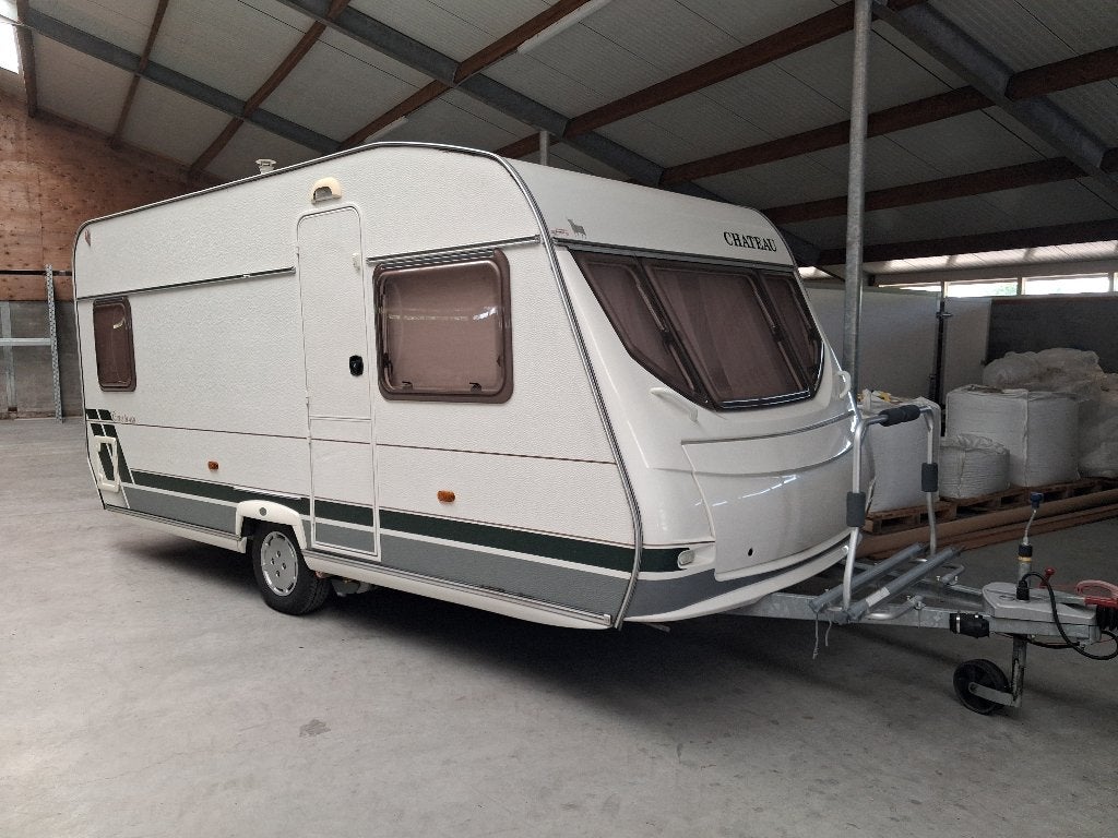Chateau Calista 450 uit 2002 met mover en voortent, Caravans en Kamperen, Caravans, Chateau, Rondzit, Frans bed, Particulier