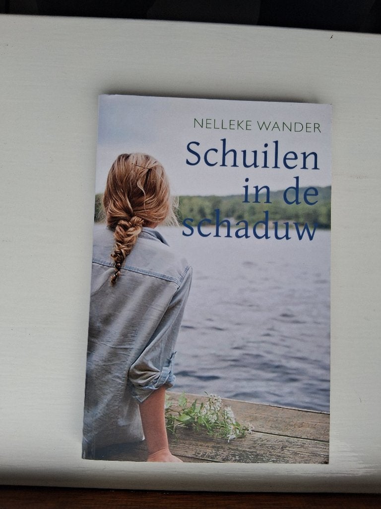 Schuilen in de schaduw - Nelleke Wander, Nelleke Wander, Christendom | Protestants, Ophalen of Verzenden, Zo goed als nieuw