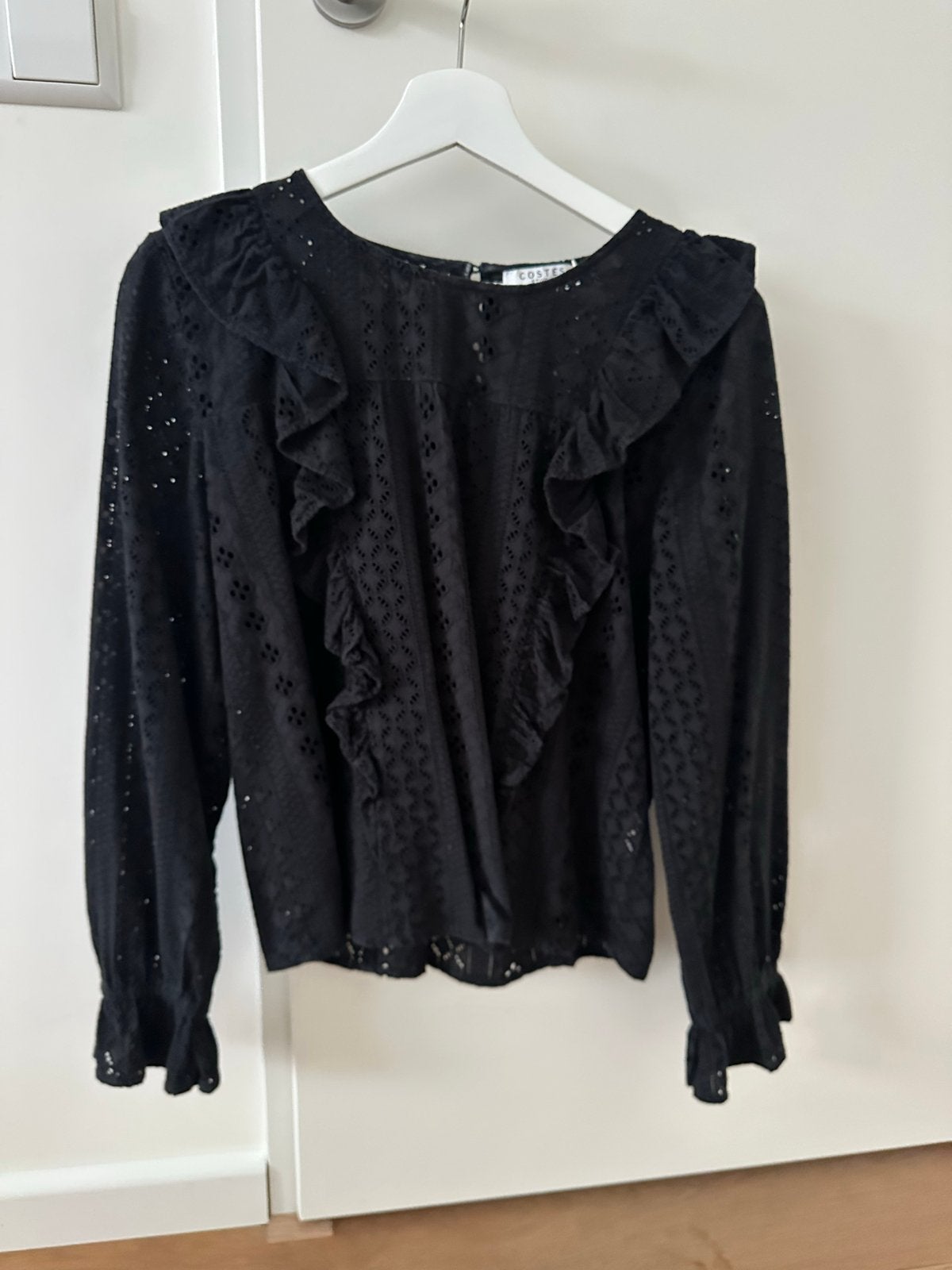 Costes Zwarte Broderie Blouse met Ruffle - Maat M / 38, Ophalen of Verzenden, Gedragen, Maat 38/40 (M), Zwart