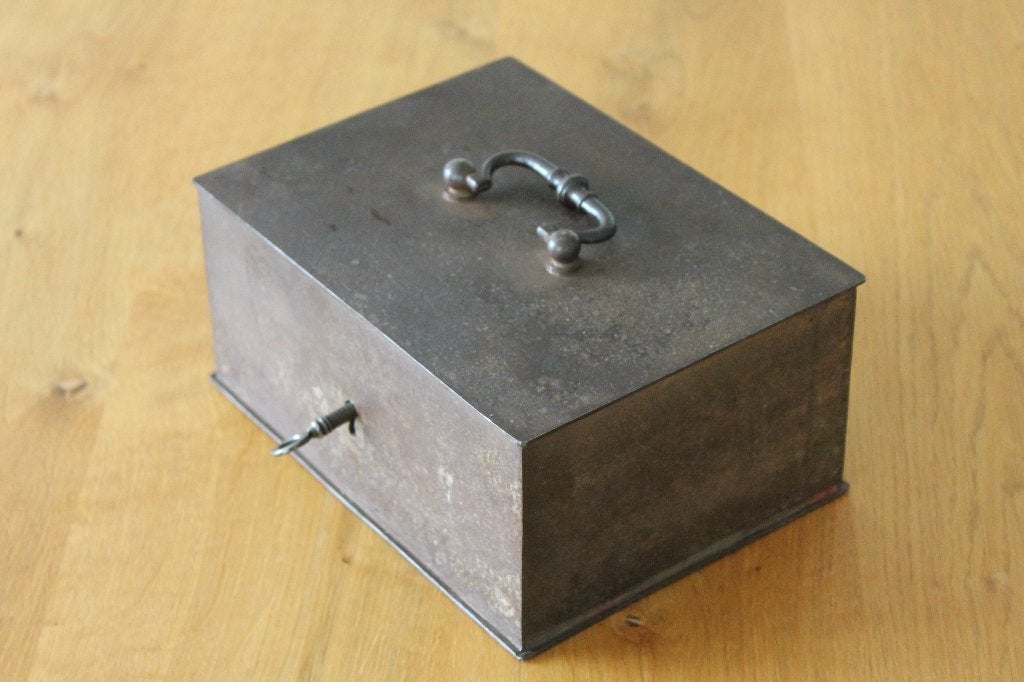 Antieke metalen geldkist met sleutel 20 x 14,5 x 9 cm, Antiek en Kunst, Ophalen of Verzenden