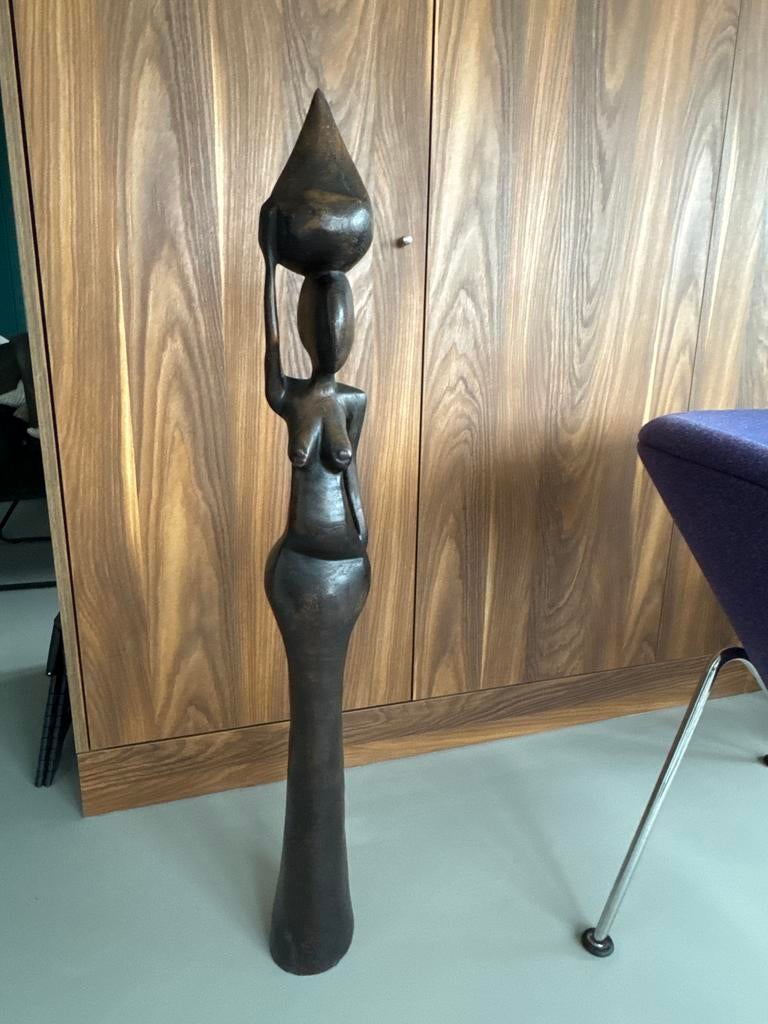 Afrikaanse houten beeld van een vrouw met kruik, Antiek en Kunst, Ophalen