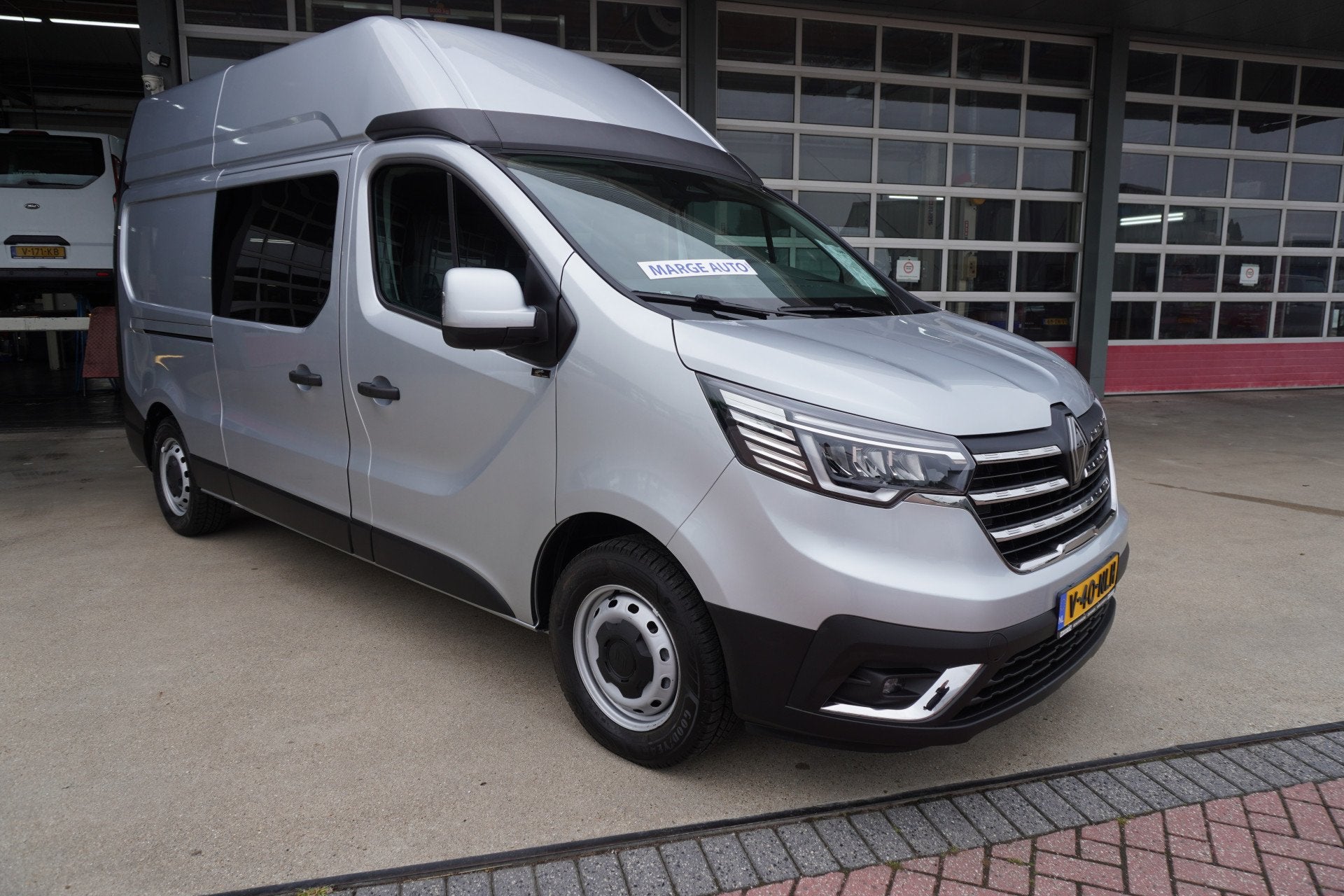 Renault Trafic 2.0 Blue dCi 170PK T30 L2H2 Rolstoelbus met s, Auto's, Voorwielaandrijving, Stof, Gebruikt, 4 cilinders