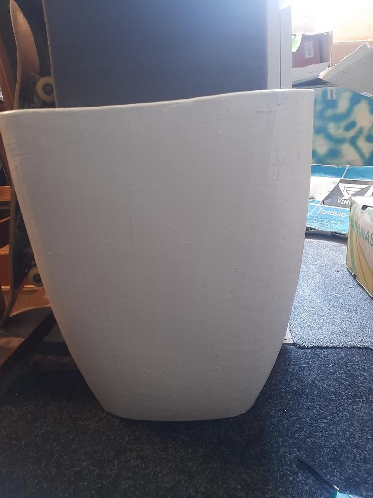 Hoge smalle witte bloempot, Tuin en Terras, Bloempotten, Ophalen, Rond, Binnen, Aardewerk