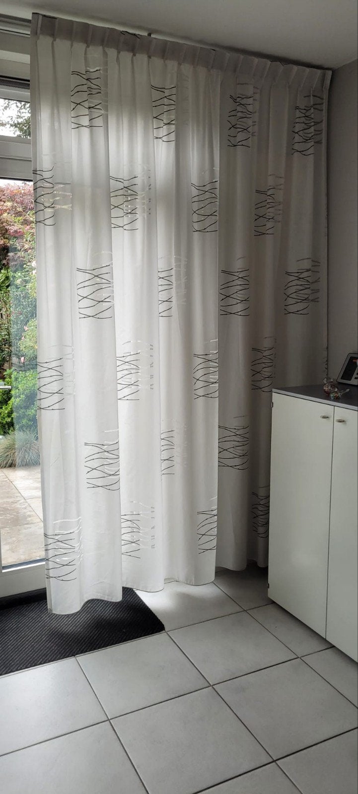 Inbetween gordijnen 2x, wit met zwart design, 145x250, 145 cm, Ophalen of Verzenden, Zo goed als nieuw, 250 cm