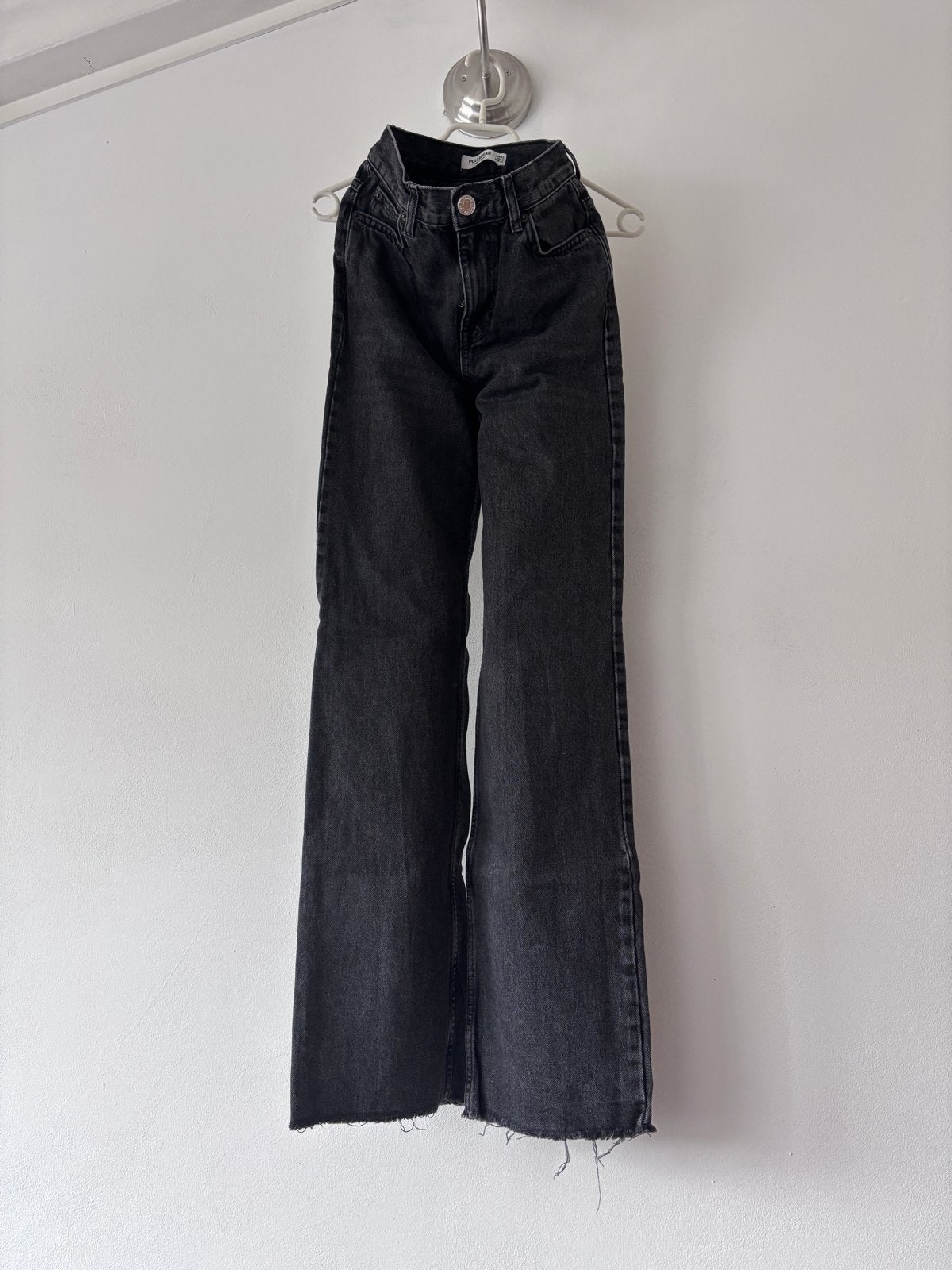 Pull&Bear zwarte flared jeans - valt als XS, Ophalen of Verzenden, Gedragen, Zwart, W27 (confectie 34) of kleiner