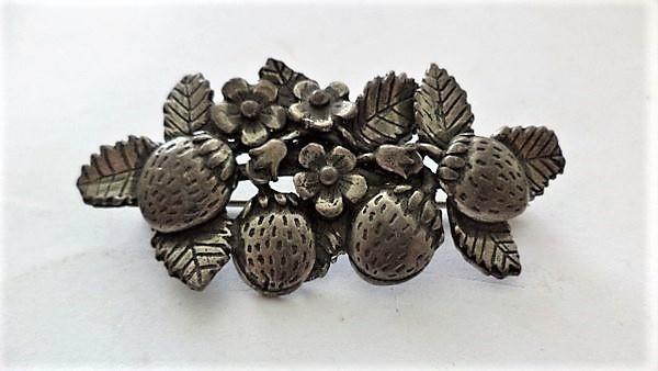 MASJ Verzilverd tinnen broche aardbeien (7227-3223), Ophalen, Zo goed als nieuw, Zilver, Overige materialen