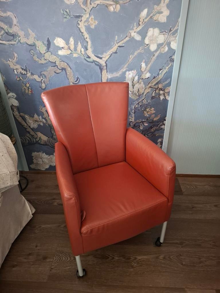 Leren stoel op wieltjes, Huis en Inrichting, Fauteuils, Ophalen of Verzenden, Gebruikt, 75 tot 100 cm, 50 tot 75 cm