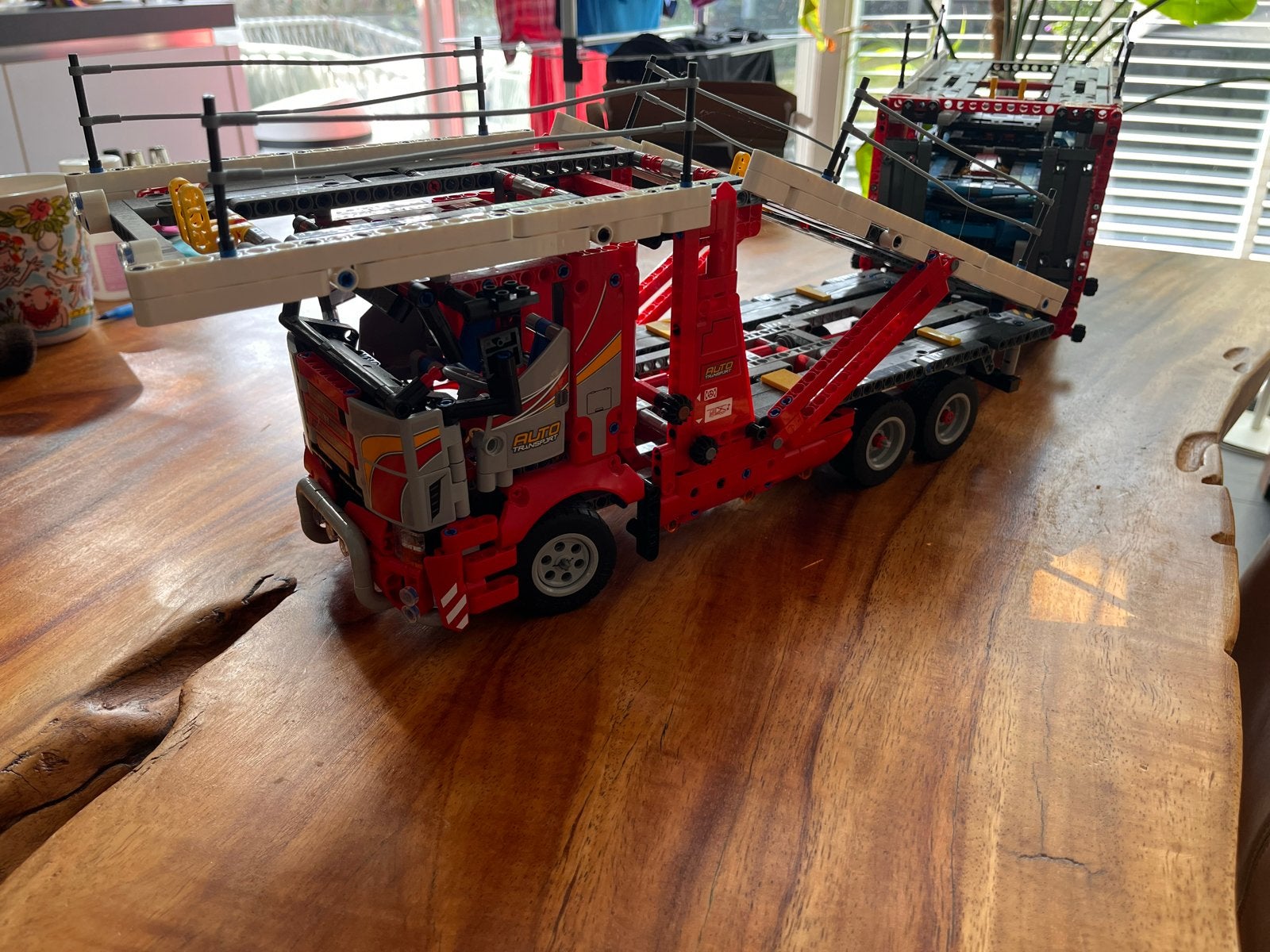 Foto 2 van Lego Technic 42098 Autotransporter met doos en boekje