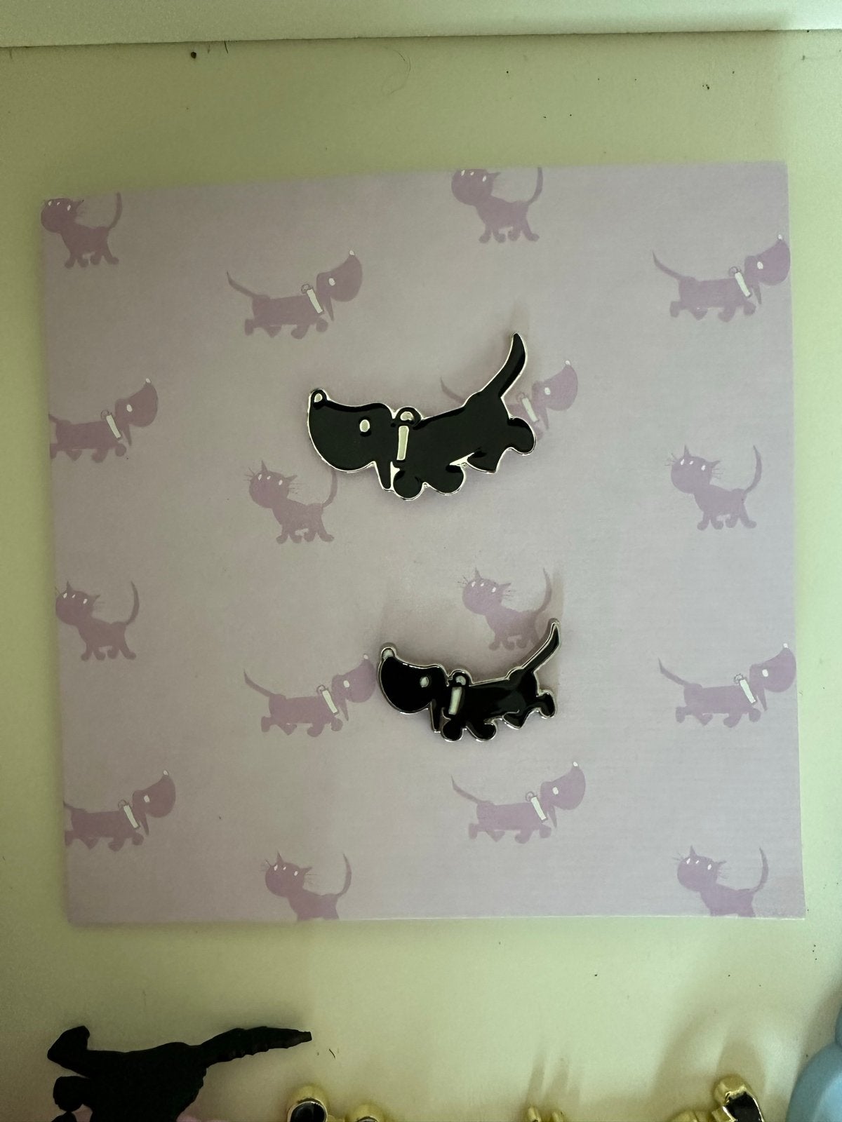 Set van 2 Takkie Pins - Honden Speldjes, Verzamelen, Speldjes, Pins en Buttons, Ophalen of Verzenden, Nieuw, Dier of Natuur, Speldje of Pin