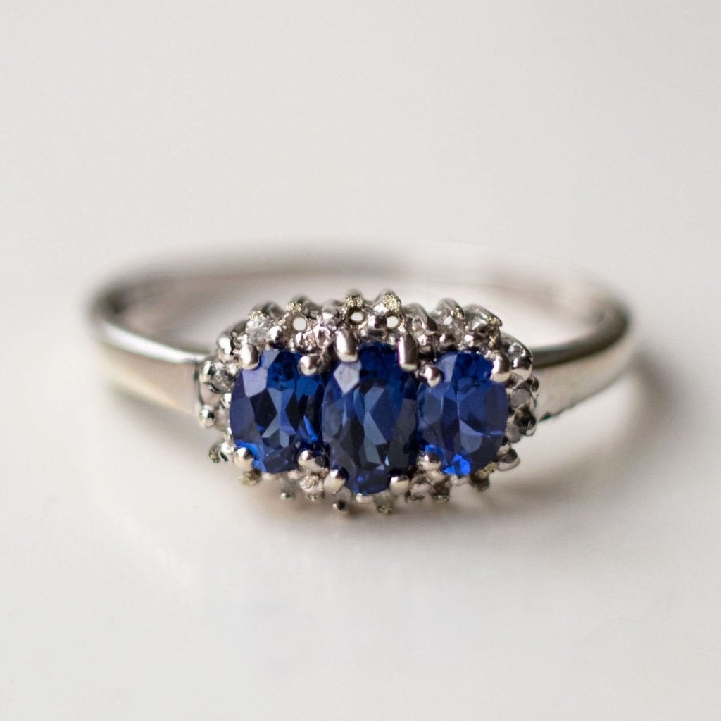 Vintage wit goud trilogie ring saffier / diamanten 9ct 17,75, Gebruikt, Ophalen of Verzenden, 17 tot 18, Met edelsteen
