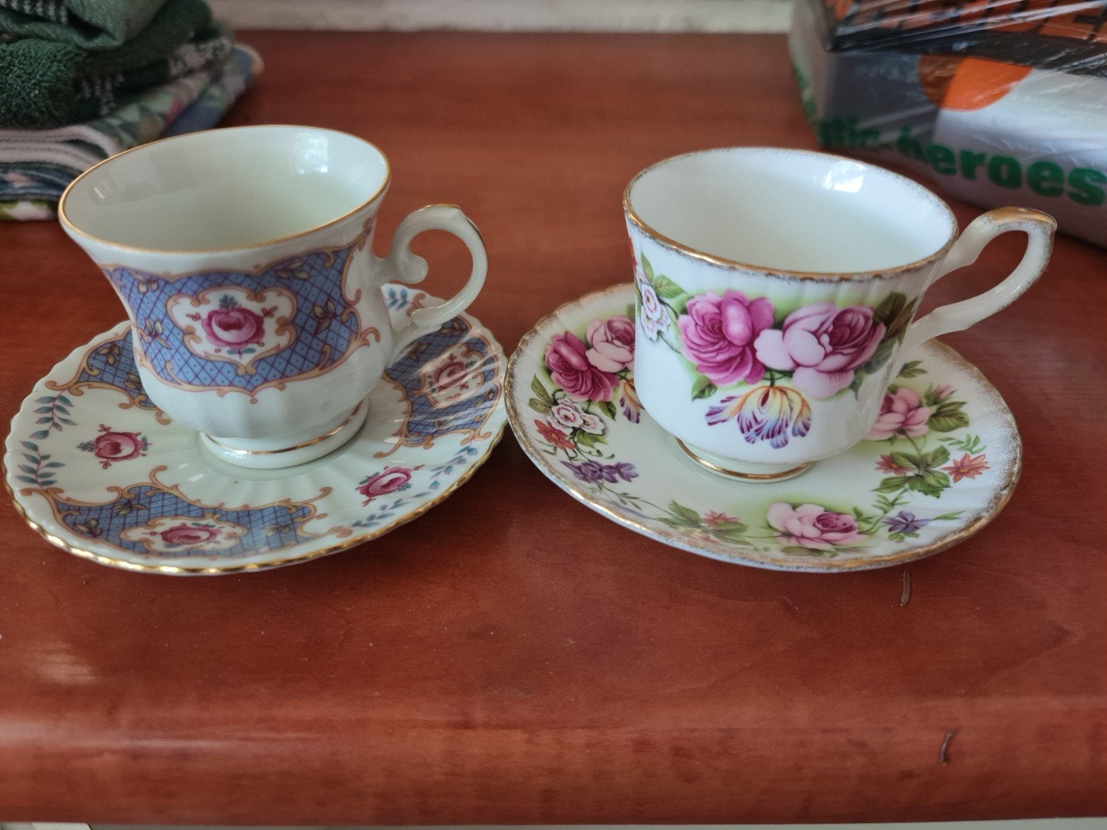 Antieke Theekopjes - Royal China & Staffor, Antiek en Kunst, Antiek | Servies los, Ophalen of Verzenden