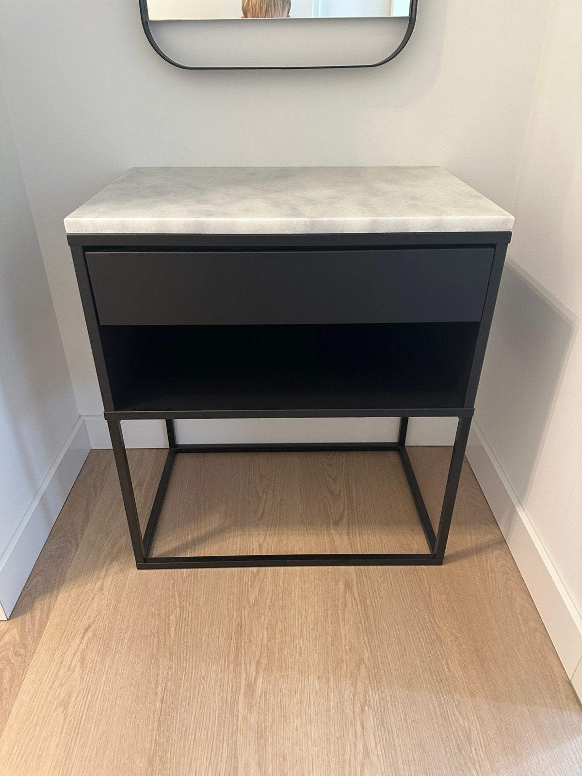 Vikhammer IKEA kast met Stoned marmer, Huis en Inrichting, Slaapkamer | Nachtkastjes, Ophalen, Overige materialen, 55 tot 70 cm
