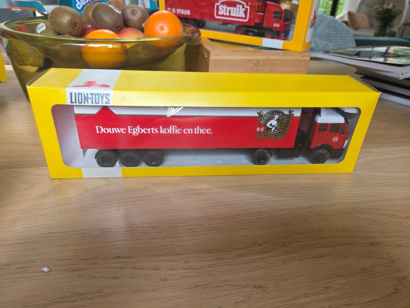 Lion Car Mercedes Truck jaren 80 Douwe Egberts NIEUW, Hobby en Vrije tijd, Ophalen of Verzenden, Nieuw, Bus of Vrachtwagen