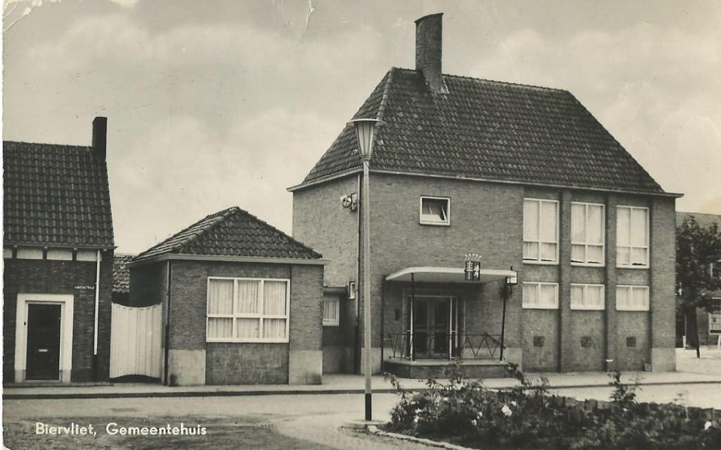Ansichtkaart BIERVLIET  Gemeentehuis, Verzenden, Gelopen, Zeeland