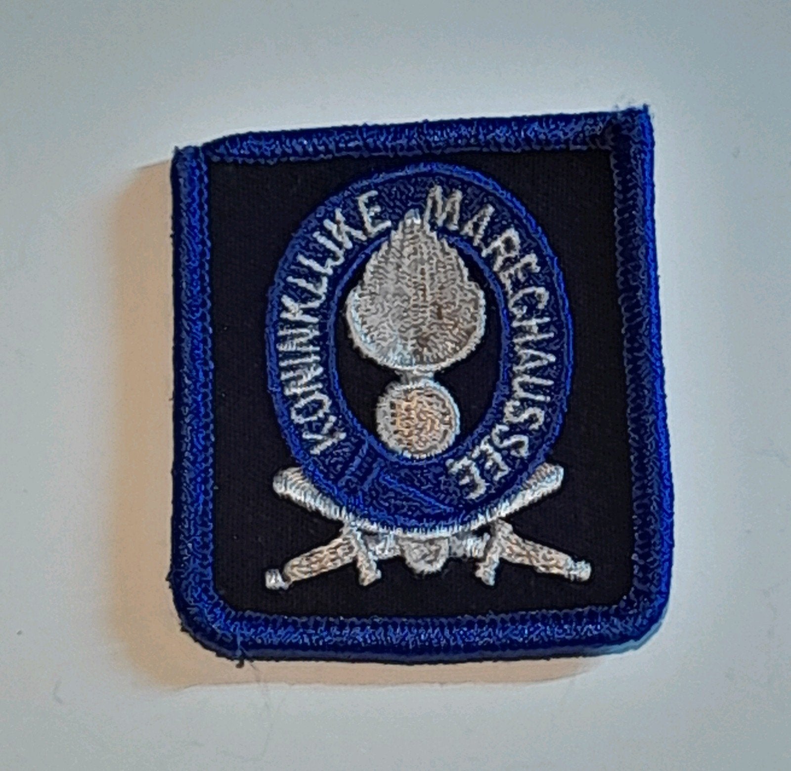 Borstembleem KMAR witte zwaarden, Ophalen of Verzenden, Landmacht, Nederland, Embleem of Badge