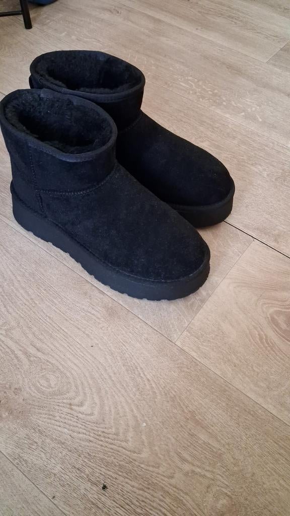 Mooie nieuwe zwarte Uggs in maat 40, Verzenden
