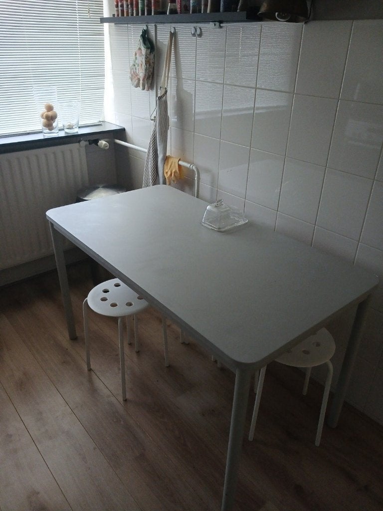 Ikea Eenvoudige eettafel met twee krukjes, Ophalen, Overige materialen, Modern en functioneel, Gebruikt