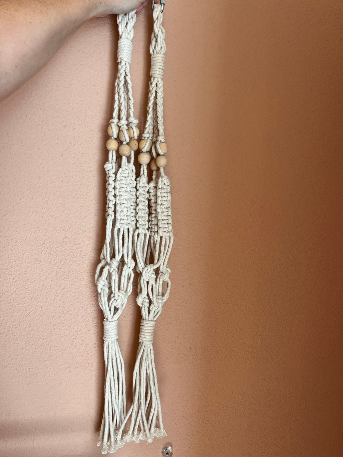 Macramé plantenhanger met houten kralen, 2x, Gebruikt, Boho, Ophalen of Verzenden, Wit